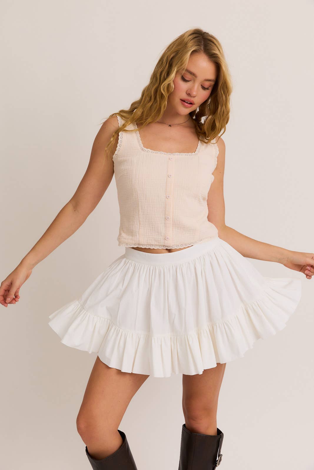 SLEEVELESS SQUARE NECK LACE TRIM DETAIL OPEN BACK TOP