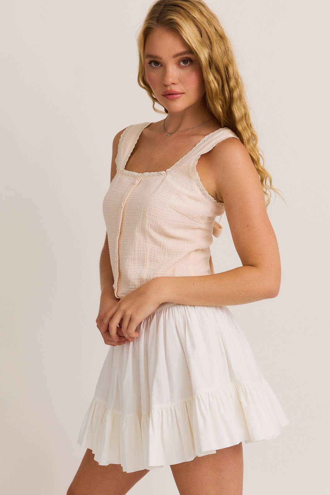 SLEEVELESS SQUARE NECK LACE TRIM DETAIL OPEN BACK TOP
