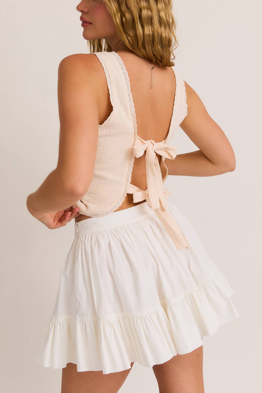 SLEEVELESS SQUARE NECK LACE TRIM DETAIL OPEN BACK TOP